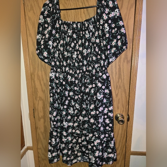 Black and White Ruched Short Sleeve Midi Dress - Picture 2 of 4